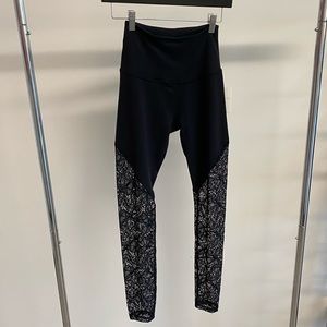 Beyond yoga lace leggings Small